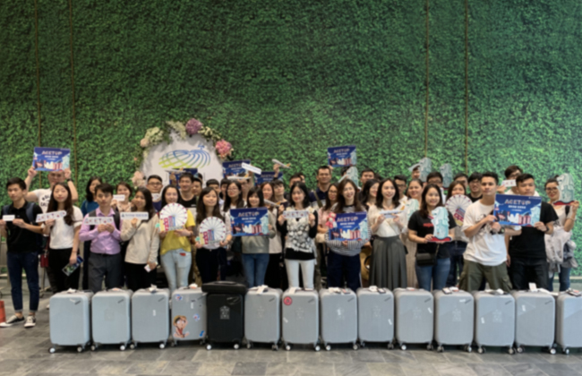 领峰为每位员工送上定制版行李箱。