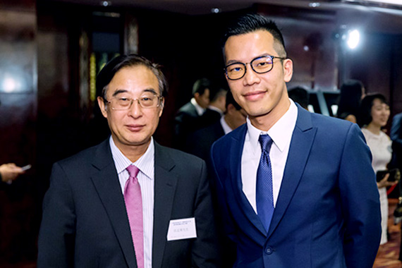 领峰代表与新华社亚太总分社社长俱孟军先生合影留念