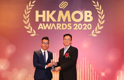 领峰旗下领峰贵金属获颁「2020 香港最优秀企业大奖」，领峰代表（左）登台接受颁奖