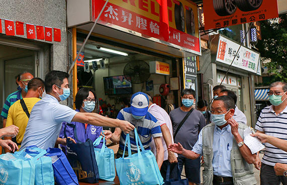 热心义工团队走访街坊，并将中秋福袋派送至长者手中