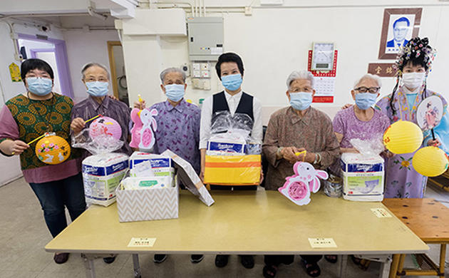 义工们探访乐善堂安老院舍献上「爱心包」，并与长者们合影留念