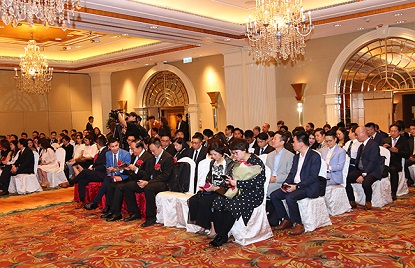 来自各界精英人士齐聚一堂，共同见证颁奖表彰