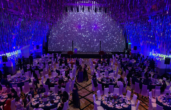 全体领峰人盛装出席领峰晚宴，共同庆祝一年一度企业盛事。