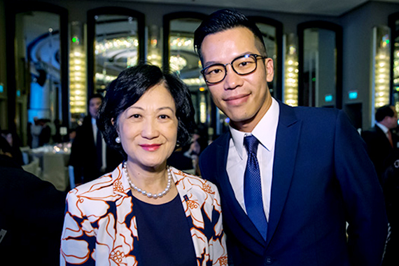 领峰代表与香港行政会议成员叶刘淑仪女士合影留念