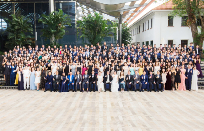 领峰全体成员于新加坡合影留念。