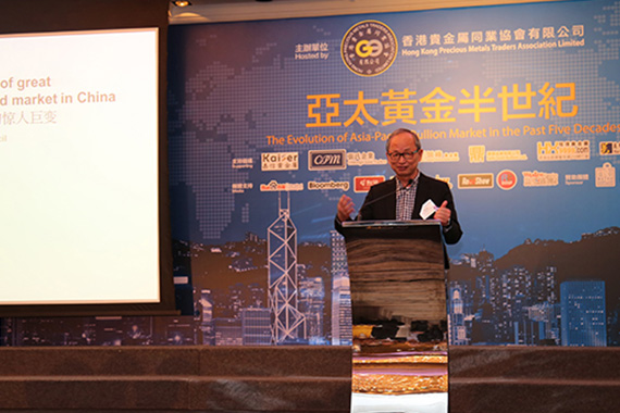 是次参会嘉宾正聚精会神发表主旨演讲