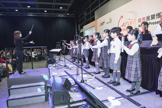 本地学生乐团为于颁奖典礼上合奏演出