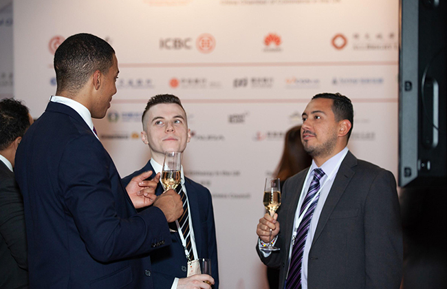 领峰代表与各与会嘉宾畅谈