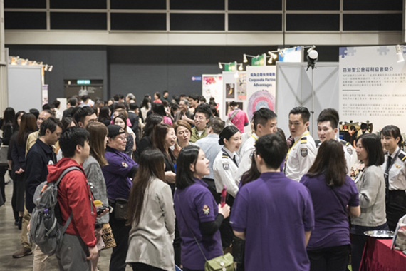 本次活动邀请了各行各业代表设置展览区，让观众近距离了解不同的行业知识，吸引了大批群众前往参观。