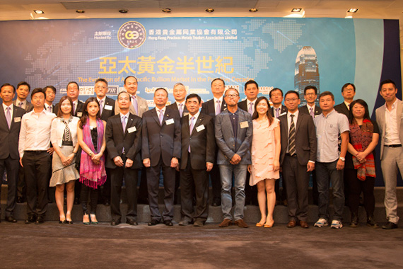 香港贵金属同业协会主席邝德成先生、金银业贸易场理事长陈尚智先生及金银业贸易场永远名誉会长张德熙博士拍照留念